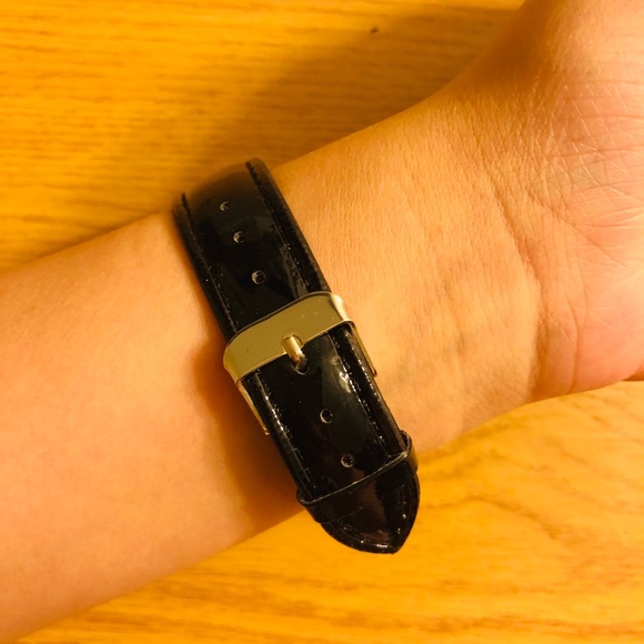 Black triangle watch - Picture 2 of 4